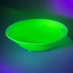 McKee Glass "Laurel" pattern serving bowl "Jade Green“ uranium glass 9 3/8”